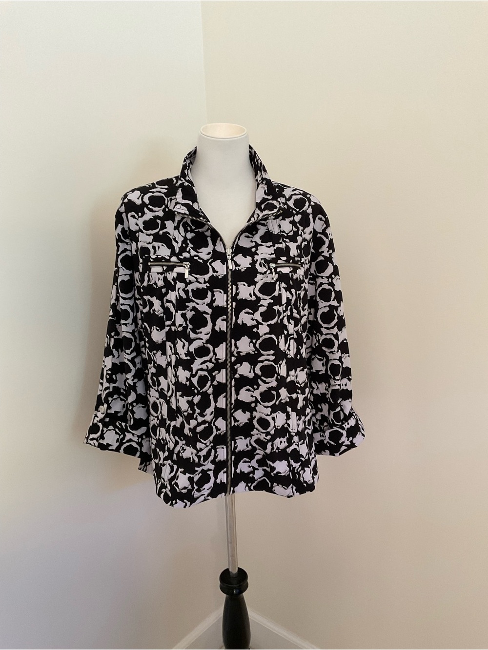 Zenergy By Chico’s Black & White Abstract Print Lightweight Jacket